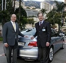 Prinz Albert II. und Alexander Thorwirth, Leiter BMW CleanEnergy internationaler Direktvertrieb, bei der Schlüsselübergabe des BMW Hydrogen 7 in Monaco.